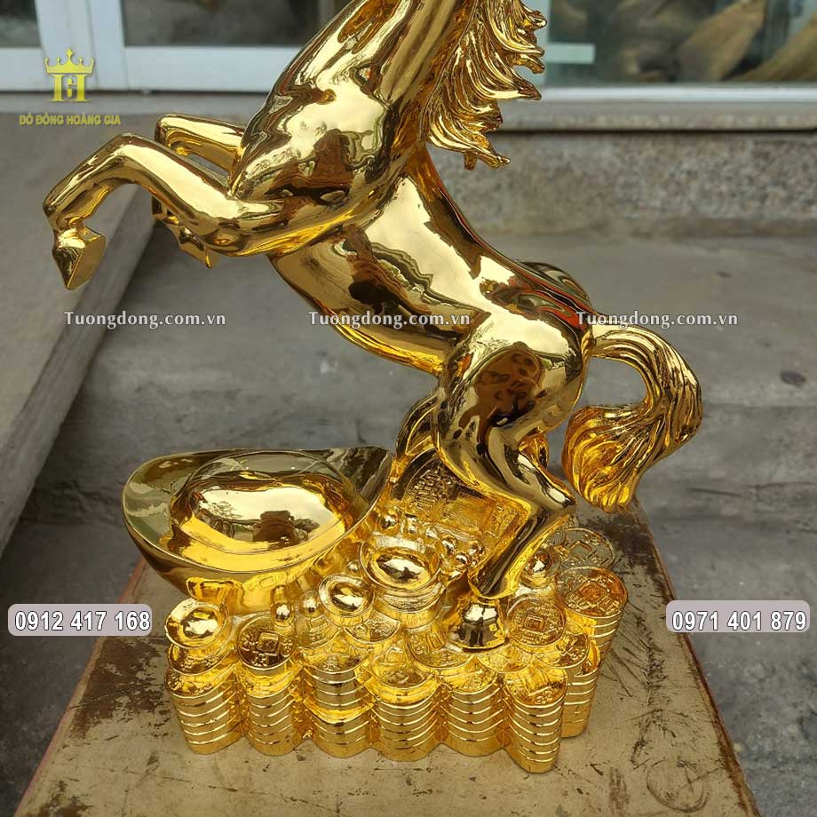 Ngựa đứng trên nén vàng, nén bạc, đại diện cho tài lộc và may mắn